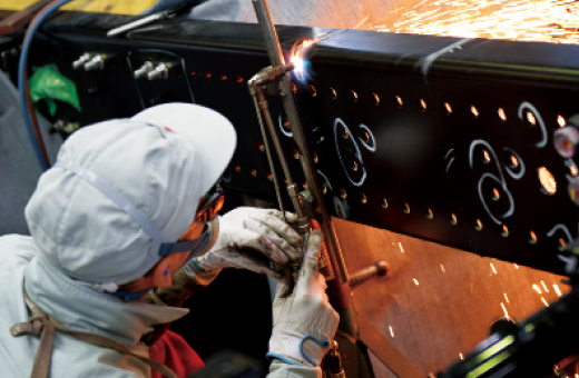 写真：工場で作業する社員